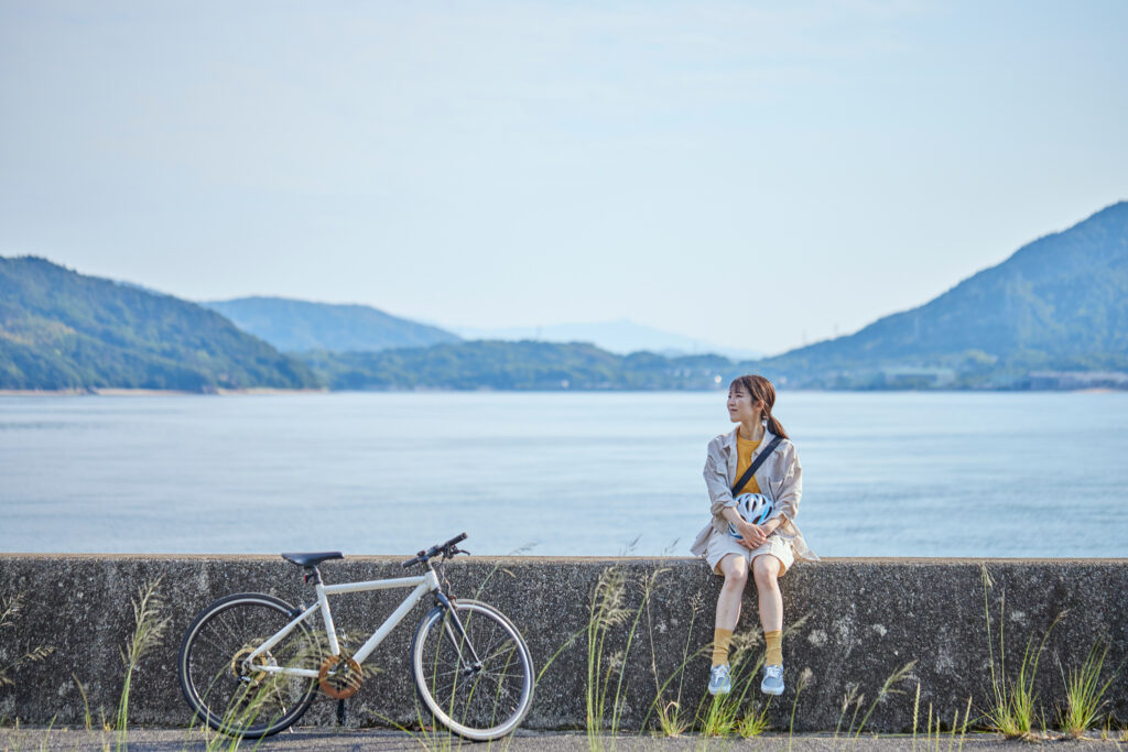 しまなみ海道にてサイクリングを楽しむ地元の女性