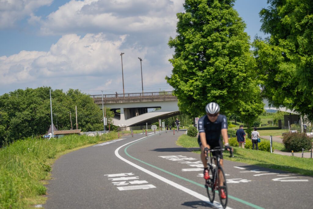 スピーディーにサイクリングロードをライドする男性